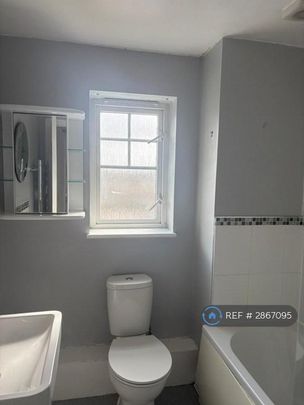 3 bedroom flat to rent - Photo 1