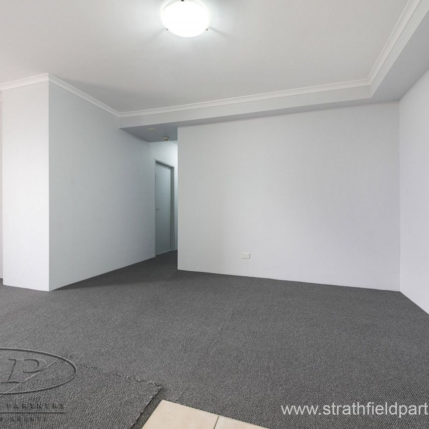 Light filled modern apartment, Ideal location - Photo 1