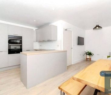 1 bedroom in a house share to rent - Photo 4