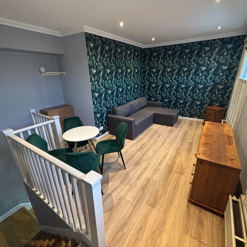 2 Bed Flat, Killyon Terrace, SW8 - Photo 1