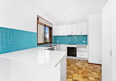 Large 4 bedroom home with spectacular views! - Photo 2