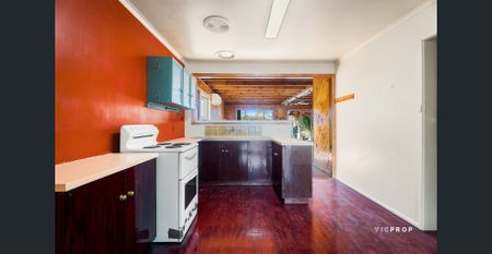 Spacious 4-Bedroom Family Home with Two Living Areas - Photo 5