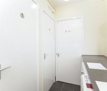 Room 8, 5a Church Street, Esher, Surrey, KT10 flat to rent - Photo 5