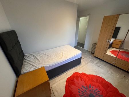 2 Bed Flat, Bracken Close, E6 - Photo 4