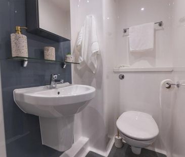 1 bedroom in a flat share to rent - Photo 2