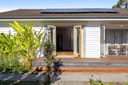 Perfect Family Home, Great Location, Walk To The WaterFront - Photo 3