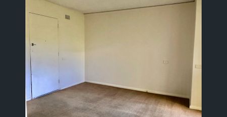 STUDIO APARTMENT - MINUTES WALK TO SHOPS AND TRAIN STATION - Photo 2