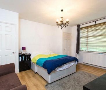 3 bedroom flat to rent - Photo 4