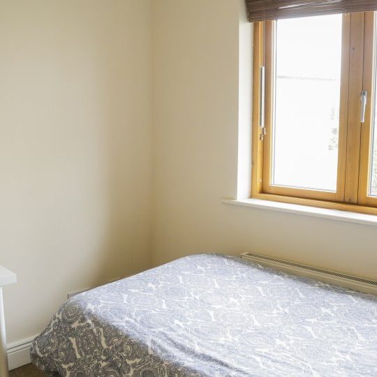 Room for rent in 5-bedroom apartment in Ballymun, Dublin - Photo 1