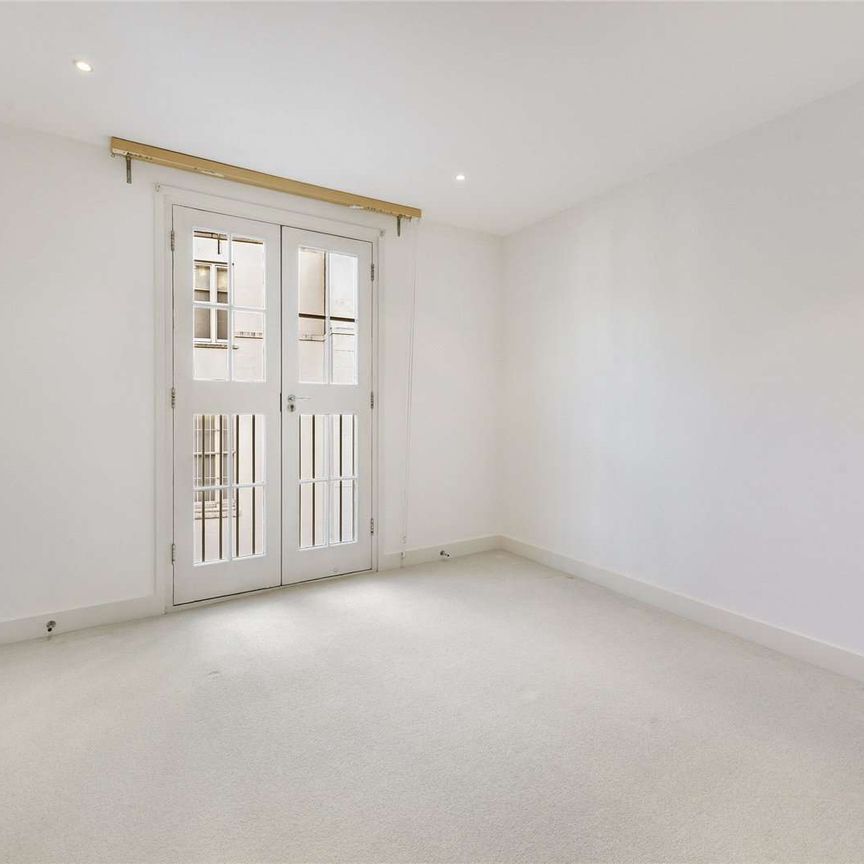 Situated on a charming mews road in the heart of South Kensington, this mews house offers well-thought open plan living space. - Photo 1