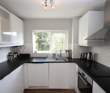 Hillview Road, Woking, Surrey, GU22 - Photo 5