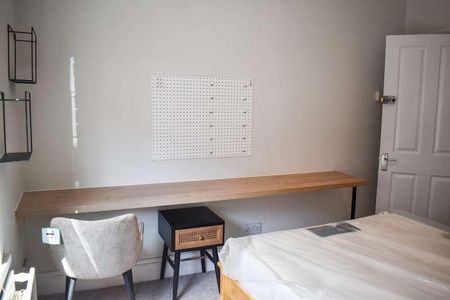 Thesiger Street - Bed, LN5 - Photo 4