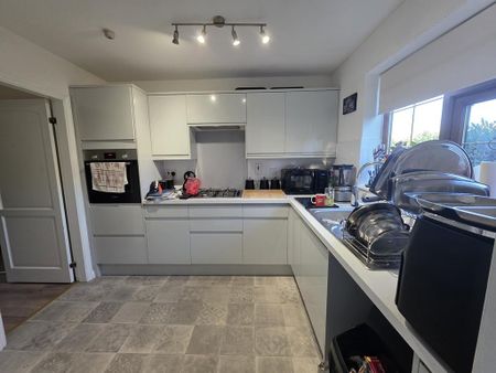 3 bedroom detached house to rent - Photo 2
