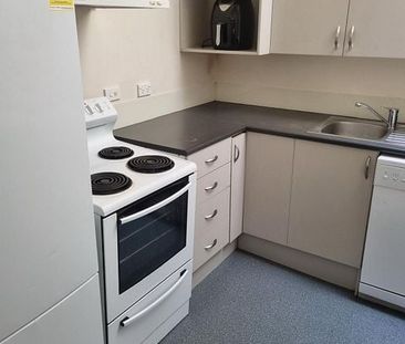 Spacious, Sunny 6-Bedroom Flat in the CBD - Photo 1