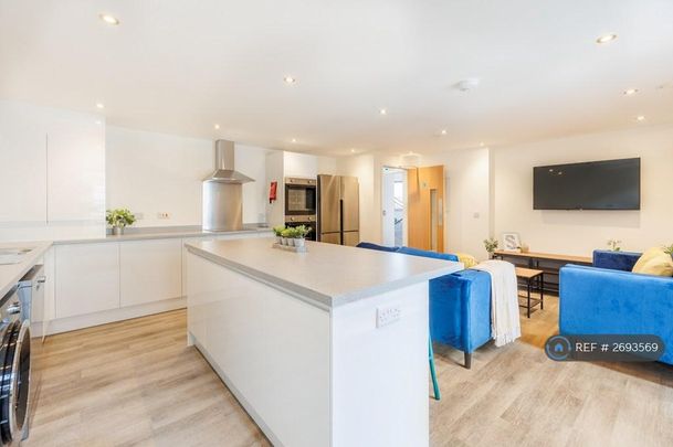 5 bedroom flat to rent - Photo 1