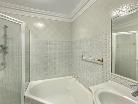 Split Level 2 Bedroom Unit! - Photo 4