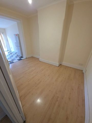4 Bed Terraced House, Byron Avenue, E12 - Photo 4
