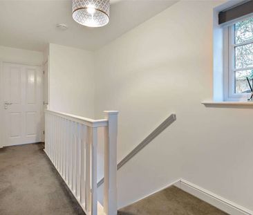 Three bedroom house with a driveway in a sought after village - Photo 3
