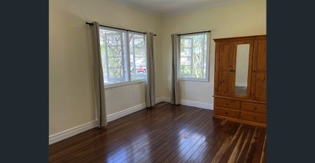 Large 3 Bedroom House in Premium Location - Photo 2