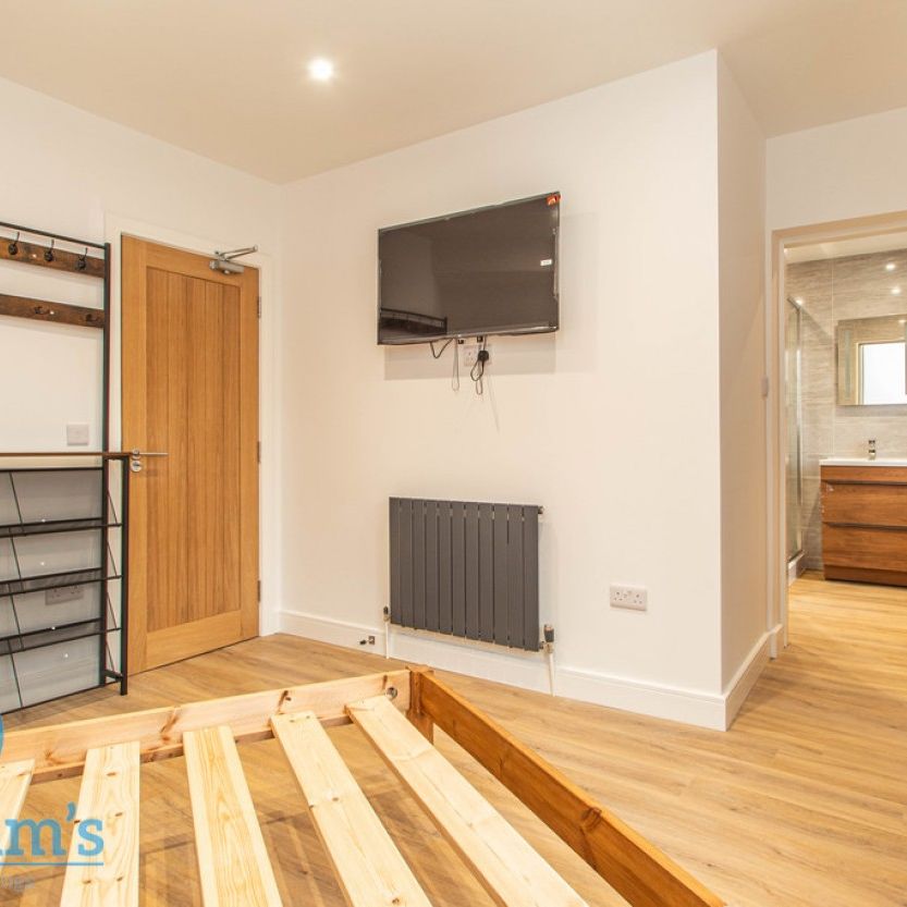 7 bed Mid Terraced House for Rent - Photo 1