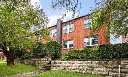 Freshly Renovated 2 Bedroom Apartment in North Randwick - Photo 2