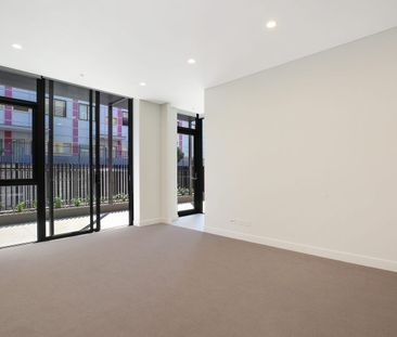 Spacious apartment with private courtyard in The Finery - Photo 1