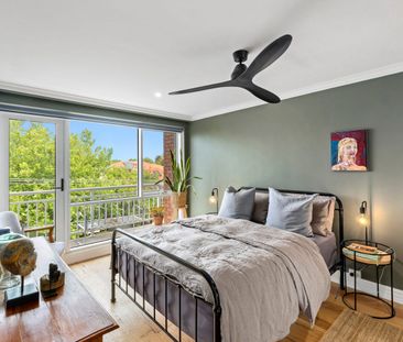 Spacious, Renovated & Rare – 2 Bathrooms in Prime Elwood - Photo 4