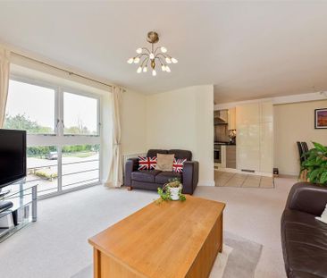 2 bedroom flat to rent - Photo 2