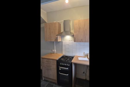 2 Bed End Terrace, Leeds, LS12 - Photo 2