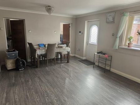 4 bedroom semi-detached house to rent - Photo 4