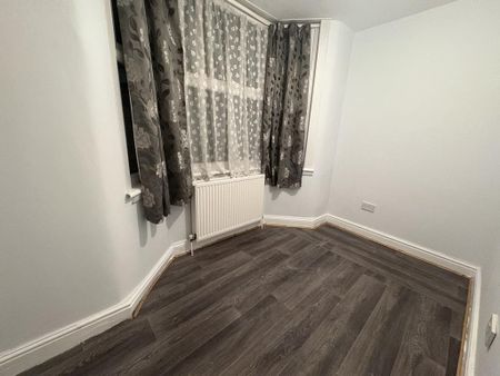 3 bedroom ground floor flat to rent - Photo 4