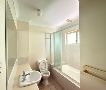 Spacious Three-Bedroom Apartment in Prime Southside Location - Photo 2