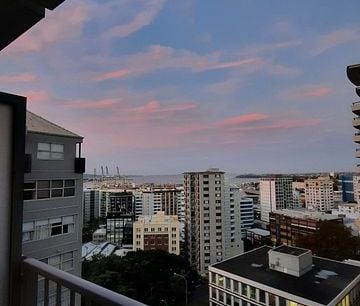 City gem with balcony and hot/cold water included - Photo 6