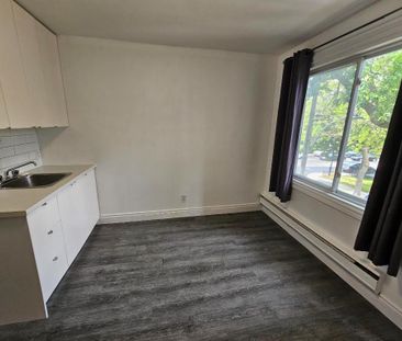 Joli studio meublé ( 2 ½ avec Chambre fermée ) en plein cœur de Ros... - Photo 3