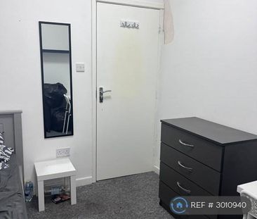 1 bedroom in a flat share to rent - Photo 3