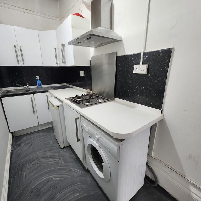 1 bedroom in a flat share to rent - Photo 1