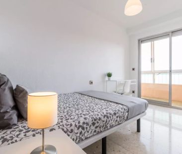Room in a shared 5-bedroom apartment for rent in Albors - Photo 1