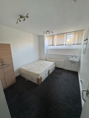 3 Bed Flat, Wick Road, E9 - Photo 1