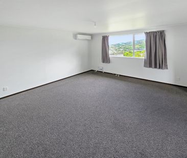 Three Bedroom House in Southgate - Photo 3