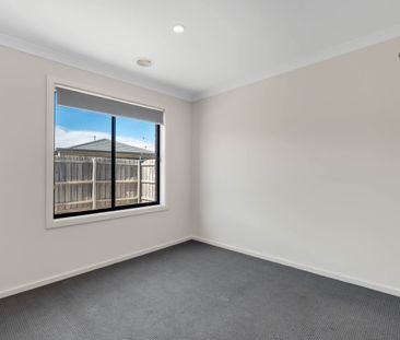 Modern Family Living in Prime Tarneit Location - Photo 2