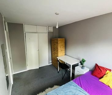 Room in a Shared Flat, Barringer Square, SW17 - Photo 1