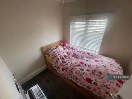 3 bedroom semi-detached house to rent - Photo 2