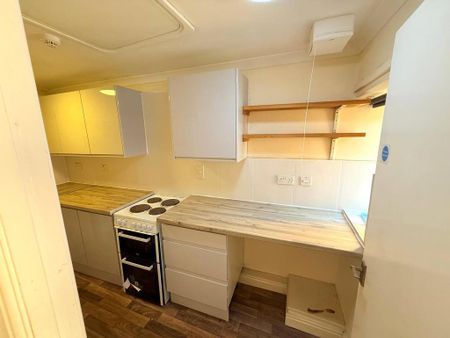 4 bedroom flat to rent - Photo 2