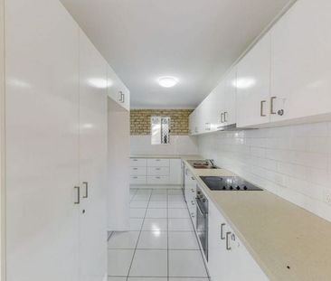 Ground Floor , Quiet Street, Walking Distance to the Ocean & Bay Br... - Photo 4