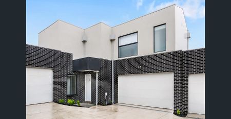 Spacious 4-Bedroom Townhouse - Photo 3