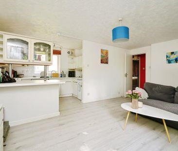 2 bedroom flat to rent - Photo 2