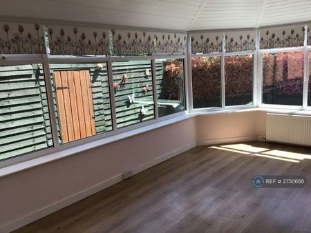 2 bedroom end of terrace house to rent - Photo 3