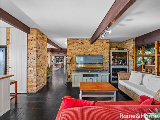 Prestigious Bayview Residence with Panoramic Pittwater and Ocean Views - Photo 1