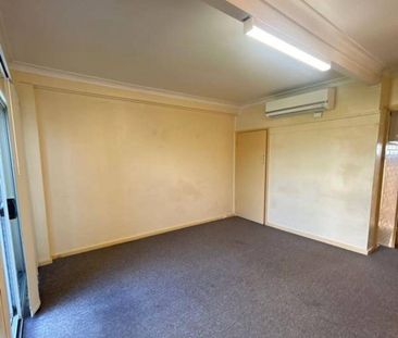 Spacious Unit - Near Holy Trinity School - Photo 2