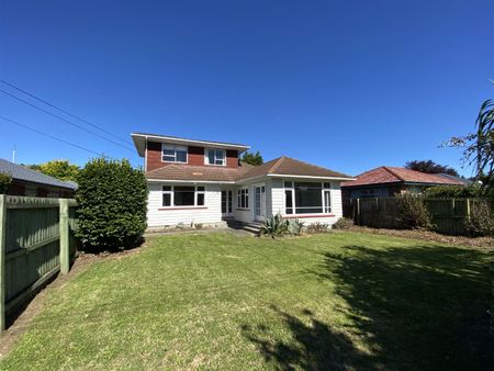 Six bedroom student home for 2026-2027 student year! - Photo 2